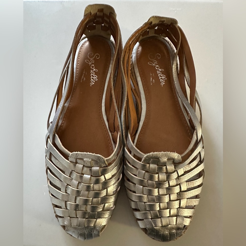 NWOT SEYCHELLES SILVER SANDALS